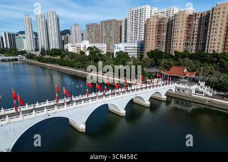 Hong Kong, Hong Kong. 29 settembre 2025. Bandiere nazionali cinesi su un ponte il 29 settembre 2025 a Hong Kong. (Immagine di credito: © Vernon Yuen/Nexpher Images via ZUMA Press Wire) SOLO PER USO EDITORIALE! Non per USO commerciale! Foto Stock