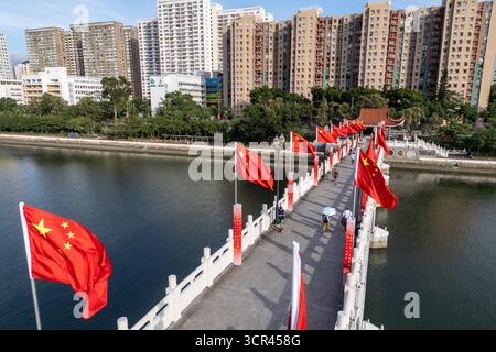 Hong Kong, Hong Kong. 29 settembre 2025. Bandiere nazionali cinesi su un ponte il 29 settembre 2025 a Hong Kong. (Immagine di credito: © Vernon Yuen/Nexpher Images via ZUMA Press Wire) SOLO PER USO EDITORIALE! Non per USO commerciale! Foto Stock