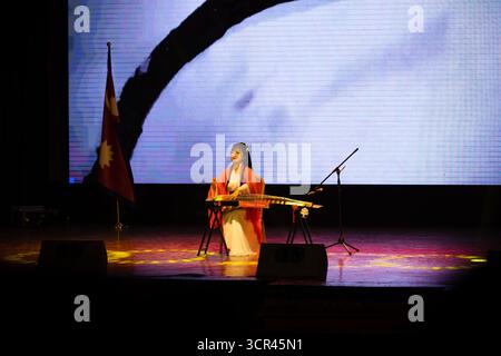 15 febbraio 2025. Kathmandu, Nepal. Il programma cinese si organizza nel quartier generale dell'esercito del Nepal sull'ocassione del Capodanno cinese. Foto Stock