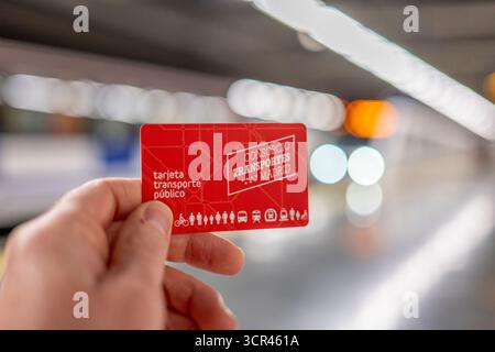 Madrid, Spagna, 28 settembre 2025, Editoriale illustrativo: Hand Holding the Madrid Multi Card (in spagnolo: Tarjeta Transporte Publico o Tarjeta Mult Foto Stock