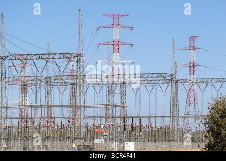 Sottocentrali elettriche che generano energia per le infrastrutture di rete nazionali Foto Stock