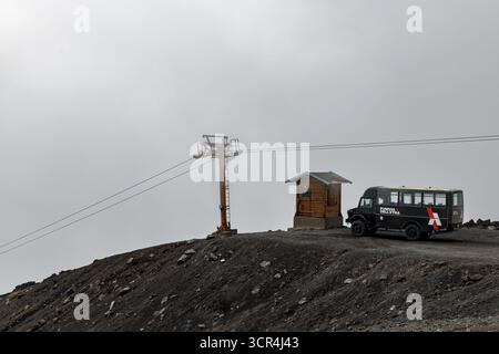 Monte Etna, Catania, Sicilia, Italia - 21 settembre 2025: Tour in bus in alto sull'Etna, che porta i turisti ai piedi del cratere sud-est a 2900 m di distanza Foto Stock