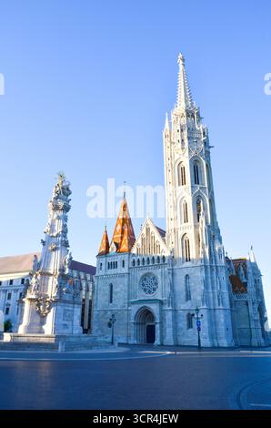 Chiesa gotica di Mattia con torre ornata e colonna della Santissima Trinità in Piazza della Trinità a Budapest, Ungheria. Foto Stock