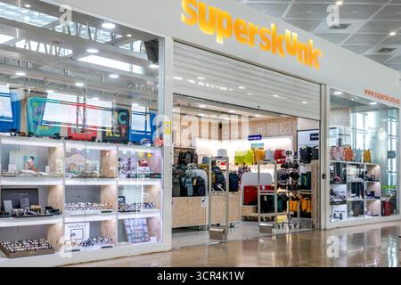 Madrid, Spagna, 28 settembre 2025, Editoriale illustrativo: Visualizza il negozio di articoli da regalo Superskunk all'aeroporto internazionale Barajas di Madrid Foto Stock