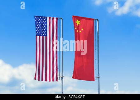 Le bandiere nazionali di Stati Uniti e Cina sventolano su alti pali contro il cielo blu, le relazioni internazionali e il concetto di diplomazia. Foto Stock