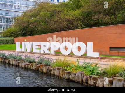 Un cartello bianco alto sei metri che dice "LIVERPOOL" ad Albert Dock, Liverpool, Regno Unito Foto Stock