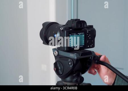 Mosca, Russia - 25 settembre 2019: Una macchina fotografica montata su un treppiede. Foto Stock