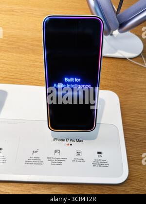 Manchester, Regno Unito - 26 settembre 2025: Vetrina tecnologica Premier con iPhone 17 Pro Max potenziato da Apple Intelligence. Foto Stock