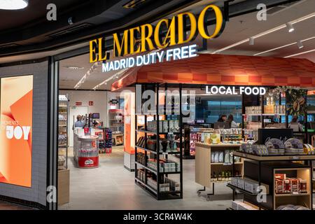 Madrid, Spagna, 28 settembre 2025, Editoriale illustrativo: Visualizza il negozio El Mercado Madrid duty free all'aeroporto internazionale di Barajas Foto Stock
