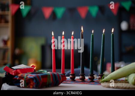 Portacandele Kinara con candele illuminate che celebrano la tradizione Kwanzaa Foto Stock
