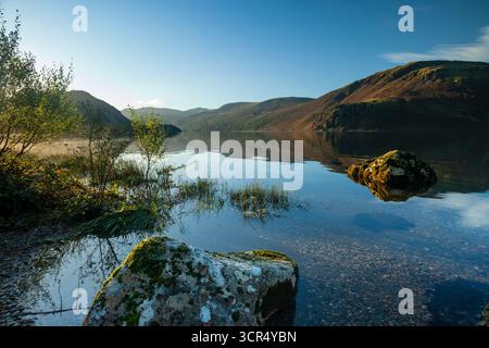 Alba sull'acqua di Ennerdale nel Lake District National Park, Cumbria, Inghilterra. Foto Stock