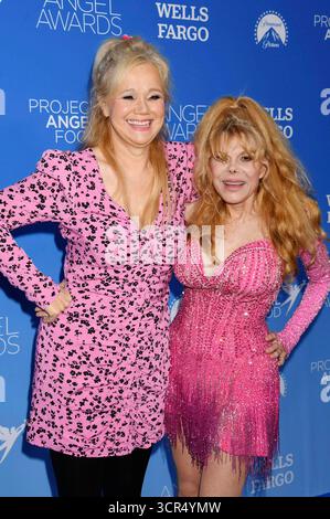 Caroline Rhea und Charo bei der Verleihung der Project Angel Food S Angel Awards 2025 presso i den Paramount Studios. Los Angeles, 27.09.2025 *** Caroline Rhea e Charo al Project Angel Foods Angel Awards 2025 al Paramount Studios Los Angeles, 27 09 2025 foto:XJ.xMayerx/xFuturexImagex Angel 5653 Foto Stock