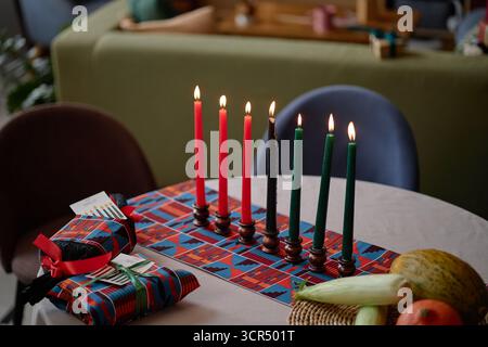 Portacandele Kwanzaa Kinara con candele accese che celebrano la tradizione natalizia Foto Stock