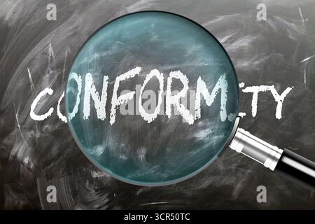 Conformità - apprendimento, studio e ispezione. Un'analisi più approfondita della conformità. Una lente d'ingrandimento che ingrandisce la parola "conformità" scritta su una lavagna Foto Stock