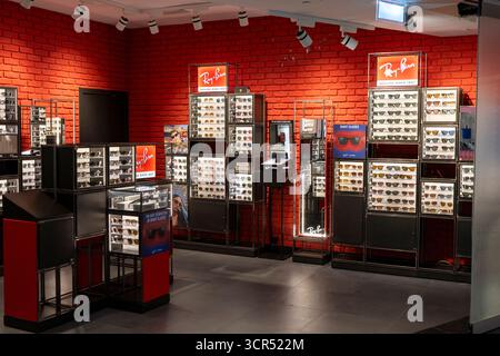Madrid, Spagna, 28 settembre 2025, Editoriale illustrativo: Vista al negozio Ray-Ban di occhiali e occhiali da sole presso l'aeroporto internazionale Barajas di Madrid, S. Foto Stock