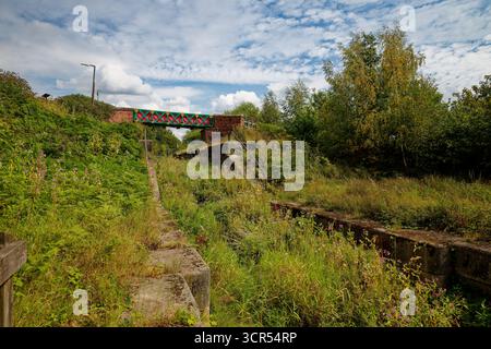 Ponte conosciuto localmente come Meccano Bridge sopra la scala del canale abbandonato a Nob End, Prestolee, Bolton, Greater Manchester. Foto Stock
