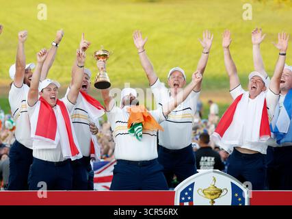 Shane Lowry detiene il trofeo del campionato mentre celebra con il capitano dell'European Team Luke Donald, Rory McIlroy e i membri del Team Europe dopo aver sconfitto il Team United States per vincere la 45a Ryder Cup al Bethpage Black Course a Farmingdale, New York, domenica 28 settembre 2025. Gli europei tennero fuori una squadra statunitense in forte espansione per mantenere la Coppa con un punteggio di 15 a 13. Foto di John Angelillo/UPI Foto Stock