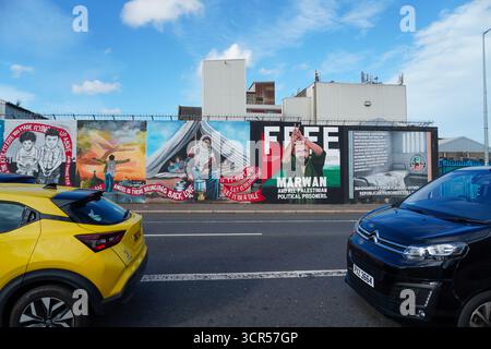 Belfast, Regno Unito 29/09/2025 le immagini mostrano un murale recentemente inaugurato del leader palestinese Marwan Barghouti sul muro internazionale, Divis Street, West Belfast. Il figlio di Barghouti, Arab, ha partecipato all'inaugurazione, richiamando l'attenzione sulla campagna in corso per il rilascio di suo padre Belfast, Irlanda del Nord, credito:HeadlineX/Alamy Live News Foto Stock