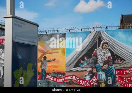 Belfast, Regno Unito 29/09/2025 le immagini mostrano un murale recentemente inaugurato del leader palestinese Marwan Barghouti sul muro internazionale, Divis Street, West Belfast. Il figlio di Barghouti, Arab, ha partecipato all'inaugurazione, richiamando l'attenzione sulla campagna in corso per il rilascio di suo padre Belfast, Irlanda del Nord, credito:HeadlineX/Alamy Live News Foto Stock