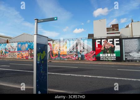 Belfast, Regno Unito 29/09/2025 le immagini mostrano un murale recentemente inaugurato del leader palestinese Marwan Barghouti sul muro internazionale, Divis Street, West Belfast. Il figlio di Barghouti, Arab, ha partecipato all'inaugurazione, richiamando l'attenzione sulla campagna in corso per il rilascio di suo padre Belfast, Irlanda del Nord, credito:HeadlineX/Alamy Live News Foto Stock
