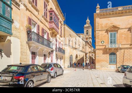 Mdina - 4 maggio 2025, Malta: Vista della Pjazza San Pawl nell'antica città di Mdina, architettura tradizionale maltese Foto Stock