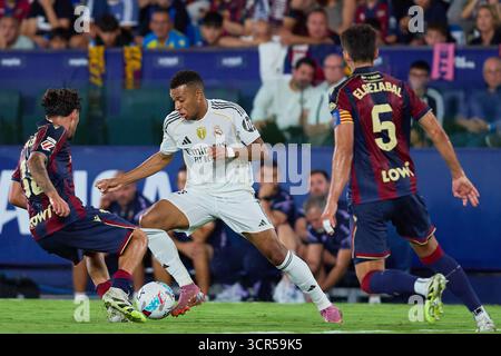 Valencia, Spagna. 23 settembre 2025. VALENCIA, SPAGNA - 23 SETTEMBRE: Kylian Mbappe centroattaccante del Real Madrid compete per il pallone con Unai Vencedor del Levante UD durante la partita LaLiga EA Sports tra Levante UD e Real Madrid allo stadio Ciutat de Valencia il 23 settembre 2025 a Valencia, Spagna. (Foto di Jose Torres/Photo Players Images/Magara Press) credito: Magara Press SL/Alamy Live News Foto Stock