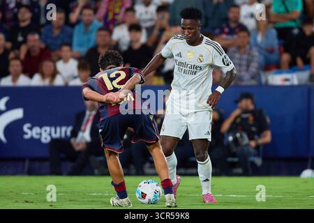 Valencia, Spagna. 23 settembre 2025. VALENCIA, SPAGNA - 23 SETTEMBRE: Vinicius Junior ala sinistra del Real Madrid compete per il pallone con Unai Vencedor del Levante UD durante la partita LaLiga EA Sports tra Levante UD e Real Madrid allo stadio Ciutat de Valencia il 23 settembre 2025 a Valencia, Spagna. (Foto di Jose Torres/Photo Players Images/Magara Press) credito: Magara Press SL/Alamy Live News Foto Stock