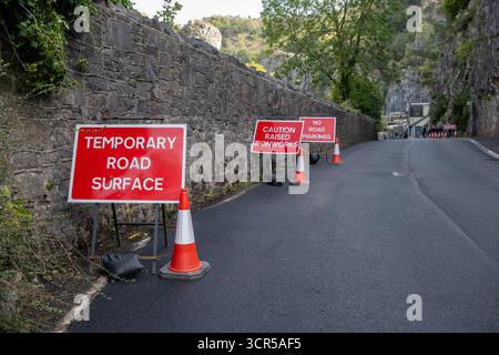 Settembre 2025 - lavori di ripavimentazione in corso sulla strada che attraversa Cheddar Gorge Foto Stock