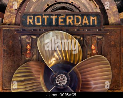 Vecchie parti arrugginite della nave con un'impronta della città olandese di Rotterdam Foto Stock