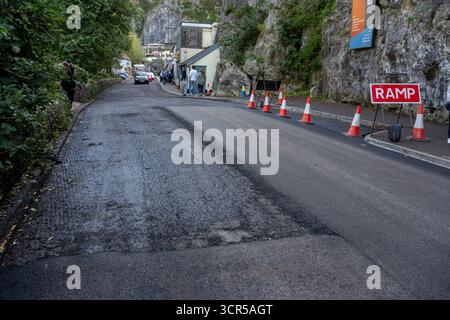 Settembre 2025 - lavori di ripavimentazione in corso sulla strada che attraversa Cheddar Gorge Foto Stock