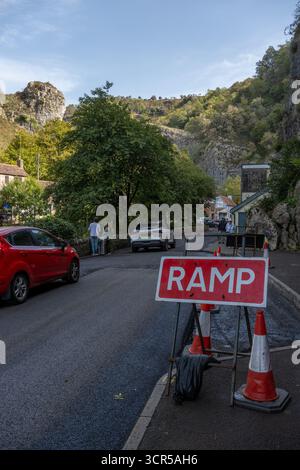 Settembre 2025 - lavori di ripavimentazione in corso sulla strada che attraversa Cheddar Gorge Foto Stock