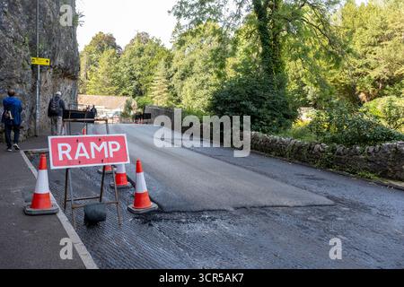 Settembre 2025 - lavori di ripavimentazione in corso sulla strada che attraversa Cheddar Gorge Foto Stock