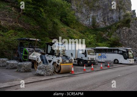Settembre 2025 - veicoli dell'equipaggio per lavori di ripavimentazione in corso sulla strada che attraversa Cheddar Gorge Foto Stock