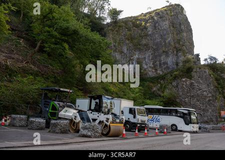 Settembre 2025 - veicoli dell'equipaggio per lavori di ripavimentazione in corso sulla strada che attraversa Cheddar Gorge Foto Stock