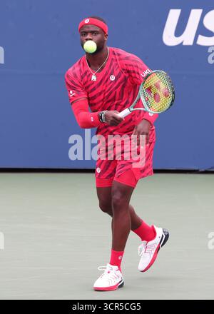 La tennista americana Frances Tiafoe (USA) in azione agli US Open Championships 2025, USTA Billie Jean King National Tennis Center, Flushing Mead Foto Stock
