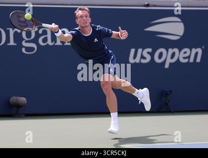 Il tennista ceco Jiri Lehecka (CZE) in azione agli US Open Championships 2025, USTA Billie Jean King National Tennis Center, Flushing Meadows, Foto Stock