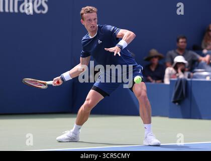Il tennista ceco Jiri Lehecka (CZE) in azione agli US Open Championships 2025, USTA Billie Jean King National Tennis Center, Flushing Meadows, Foto Stock