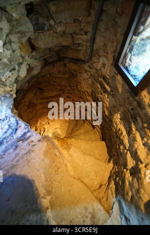 Scala a chiocciola nel castello episcopale di Haapsalu sulla costa occidentale dell'Estonia, lungo il Mar Baltico Foto Stock