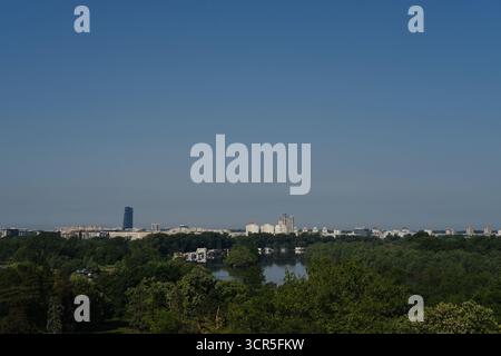 Ampia vista della città di Belgrado con il fiume Sava e gli edifici moderni sotto il cielo azzurro. Belgrado, Serbia - 5 maggio 2024 Foto Stock
