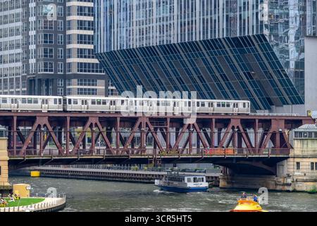 Lake Street e il fiume Chicago sono una trafficata rete di trasporti Foto Stock