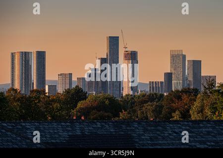 Paesaggio urbano del centro di Manchester visto dal sobborgo di Withington a sud della città. Foto Stock