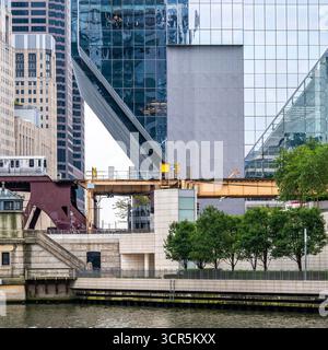 L'estremità occidentale del ponte di Lake Street di fronte al 150 North Riverside Plaza Foto Stock