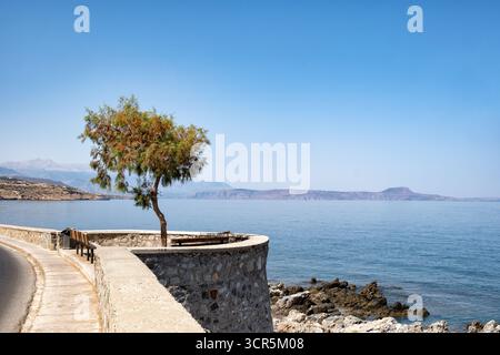 Rethymno, Creta, Grecia. Una vista sulla baia di Almyrou o sulla baia di Rethymno dalla parete del mare di Rethymno verso montagne lontane Foto Stock