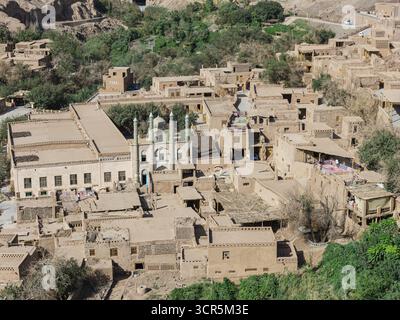 Vista aerea degli edifici in terra soleggiata raggruppati, i loro tetti piatti e i dettagli intricati che testimoniano secoli di tradizione, il villaggio di Tuyugou Xia, Cina. Foto Stock