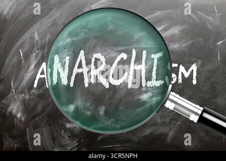 Anarchismo - impararlo, studiarlo e ispezionarlo. Un'occhiata più da vicino all'anarchismo. Una lente d'ingrandimento che ingrandisce la parola "anarchismo" scritta su una lavagna Foto Stock