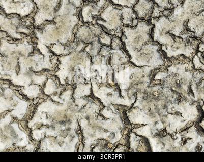 Vista aerea della terra arroccata, crepe e asciutta, che mostra la dura bellezza della natura in un paesaggio strutturato, baia di Cádiz, provincia di Cádiz, Andalusia, Spagna. Foto Stock
