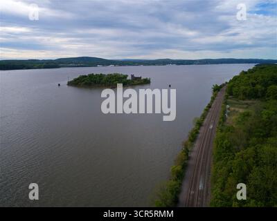 Veduta aerea di Bannerman Island, con le sue rovine del castello che si ergono orgogliosamente contro l'ampio e tranquillo fiume e il suo paesaggio alberato, Beacon, New York, Foto Stock