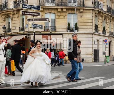 Parigi, Francia - 7 aprile 2012: Giovane sposa e sposo non identificati al crocevia nel centro della città. Foto Stock