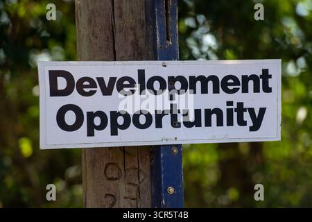 Maidenhead, Berkshire, Regno Unito. 29 settembre 2025. Un cartello di opportunità di sviluppo a Maidenhead, Berkshire. Il governo laburista ha annunciato che intende costruire case di 1,5 metri. Alla Conferenza del Partito Laburista che si terrà a Liverpool hanno anche annunciato che intendono costruire dodici nuove città nel Regno Unito. Il Segretario per gli alloggi del lavoro Steve Reed, ha detto che farà tutto il necessario per far costruire la Gran Bretagna. Dobbiamo ‘costruire baby build’. Crediti: Maureen McLean/Alamy Live News Foto Stock