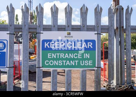Segnale di sicurezza Bode nel cantiere del Regno Unito per la nuova abitazione: "Tenere a distanza, ingresso in uso costante" attaccato alla recinzione di sicurezza a punta in acciaio. Foto Stock